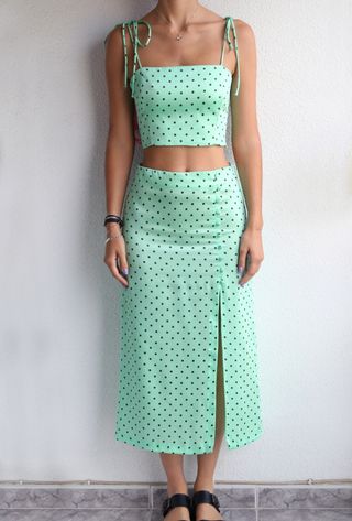 Conjunto verano croptop + falda Zara de segunda mano por 40 EUR en Madrid  en WALLAPOP