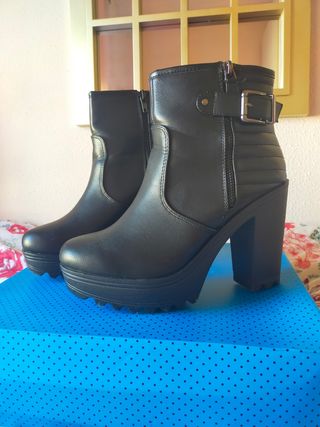 Botas negras Marypaz de segunda mano por 14 EUR en Bollullos de la Mitación  en WALLAPOP