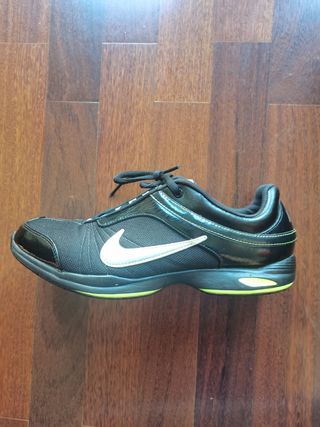 Zapatillas NIKE Negras de segunda mano por 24 EUR en Vigo en WALLAPOP