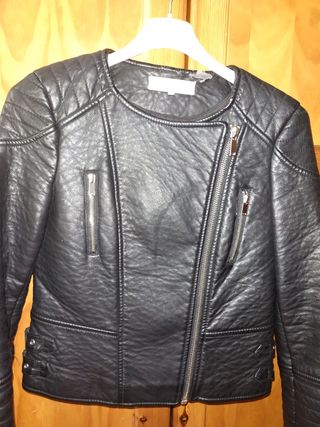 Chaqueta imitación cuero negra M (fórmula joven) de segunda mano por 10 EUR  en Málaga en WALLAPOP