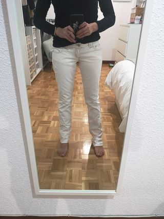 Paula Echevarría tiene los pantalones vaqueros blancos de Stradivarius  ideales si no te atreves con los de pata ancha