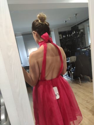 Vestido fucsia lazo Zara de segunda mano por 35 EUR en Santander en WALLAPOP