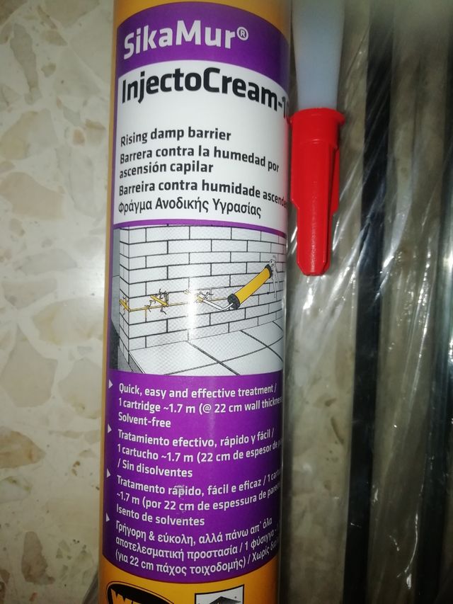 Pistola y silicona líquida