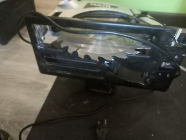 Sierra circular eléctrica sin apenas uso.