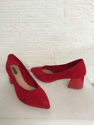 ZAPATOS TACÓN ROJO STRADIVARIUS T. 38 de segunda mano por 27 EUR en  Terrassa en WALLAPOP