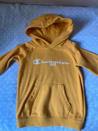 Sudadera Champion talla 3-4 años de segunda mano por 4 EUR en Barcelona en  WALLAPOP