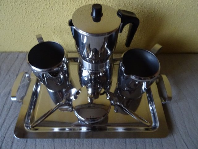 JUEGO DE CAFÉ CON CAFETERA Y BANDEJA DE ACERO INOX