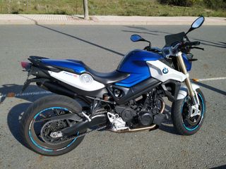 BMW BMW F 800 ST TOPCASE | KOFFER | KOMFORTSITZBANK | LENKERERHÖHUNG |  PICKERL BIS 03.2022 !! de segunda mano el Parking
