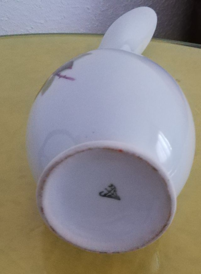 Jarra cerámica decorativa.