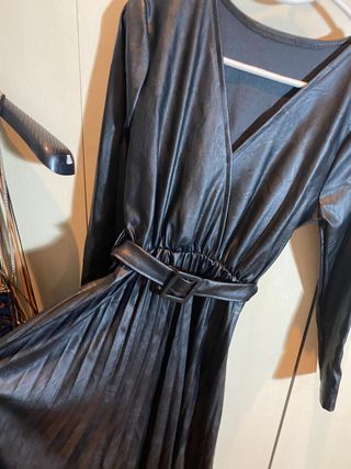 Vestido midi polipiel de segunda mano por 14 EUR en Murcia en WALLAPOP
