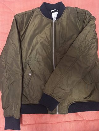 Chaqueta Bomber mujer Zara de segunda mano por 25 EUR en Barcelona en  WALLAPOP
