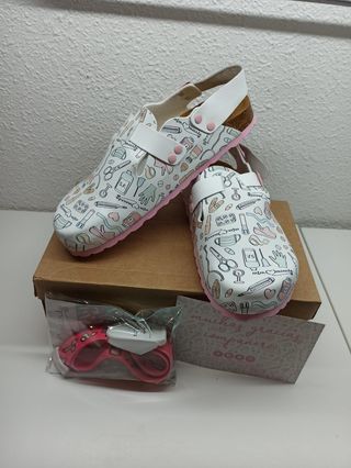 Zuecos nuevos enfermereando de segunda mano por 45 EUR en Lorca en WALLAPOP