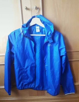 Chaqueta chubasquero Kalenji niño 12 años de segunda mano por 5 EUR en  Alcalá de Henares en WALLAPOP