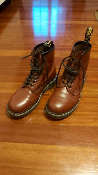 Dr Martens granates de segunda mano por 90 EUR en Durango en WALLAPOP