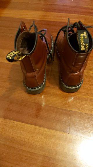Dr Martens granates de segunda mano por 90 EUR en Durango en WALLAPOP