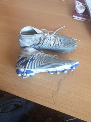 Botas de fútbol talla 41 1\\/3 de segunda mano por 24 EUR en Madrid en  WALLAPOP