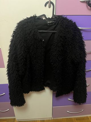 Abrigo pelo negro de segunda mano por 8 EUR en Alcorcón en WALLAPOP