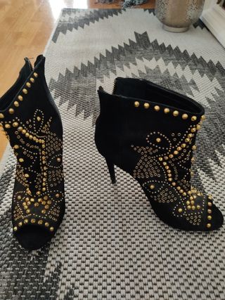 Botines fiesta de segunda mano por 18 EUR en Colmenarejo en WALLAPOP