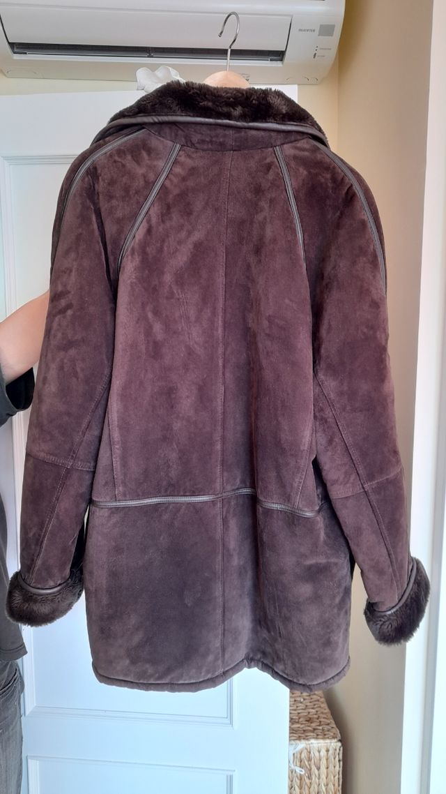 Pelliza marrón de piel.