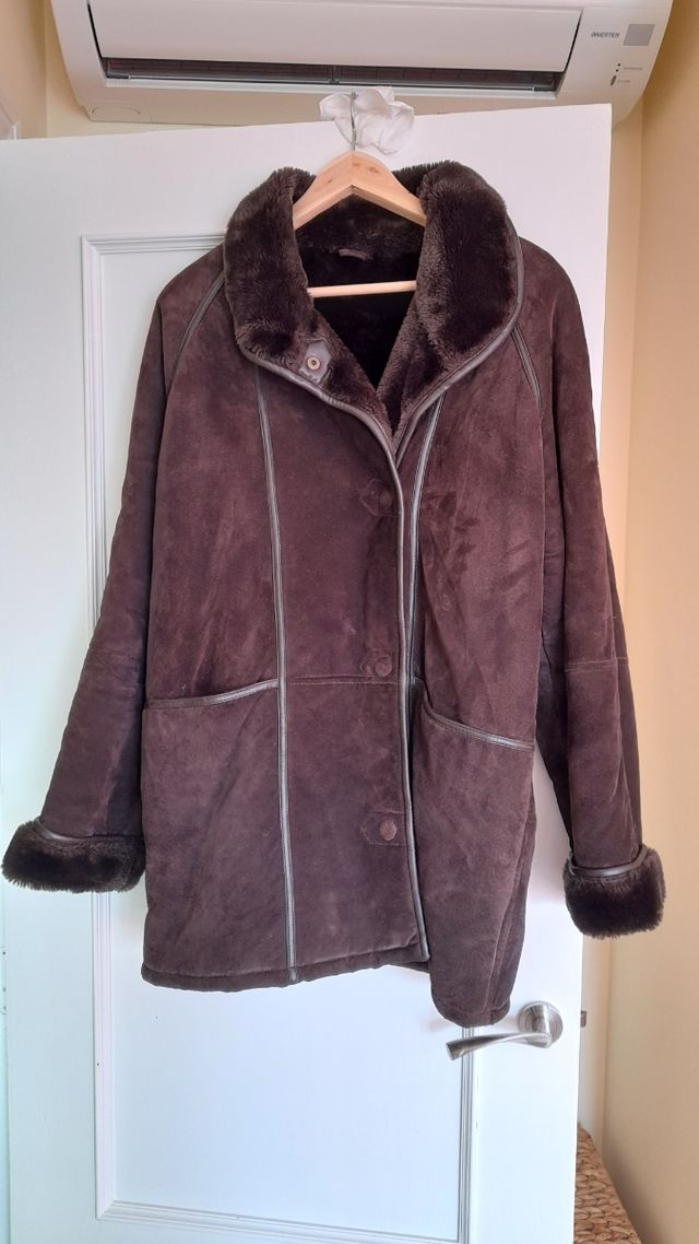 Pelliza marrón de piel.