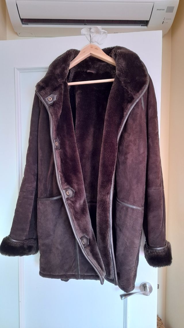 Pelliza marrón de piel.