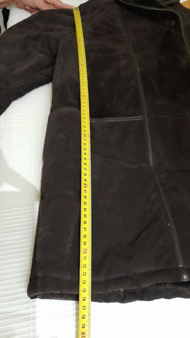 Pelliza marrón de piel.