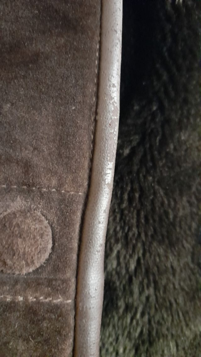 Pelliza marrón de piel.