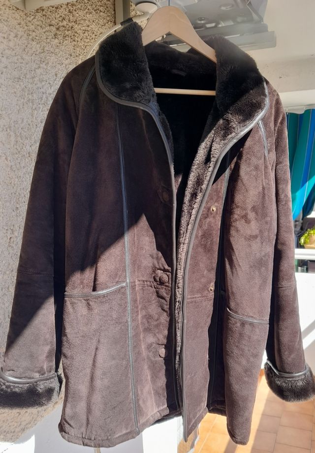 Pelliza marrón de piel.