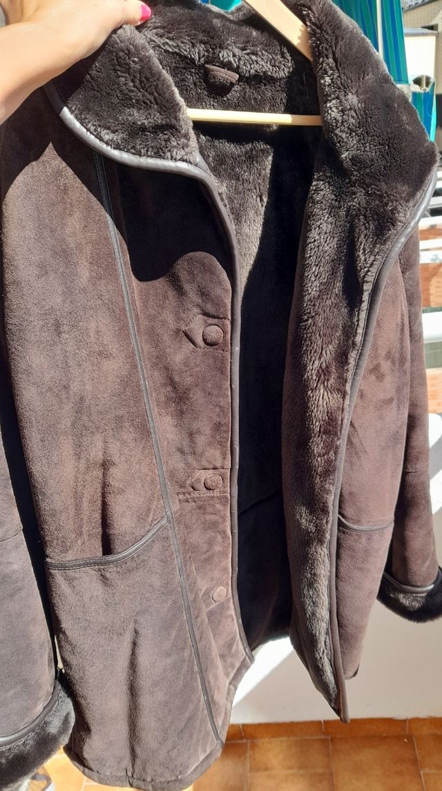 Pelliza marrón de piel.