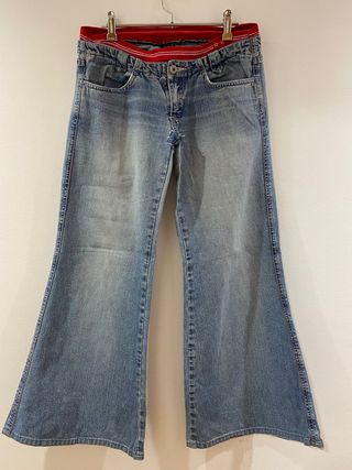 Pantalones campana Bershka de segunda mano por 3 EUR en Alcázar de San Juan  en WALLAPOP