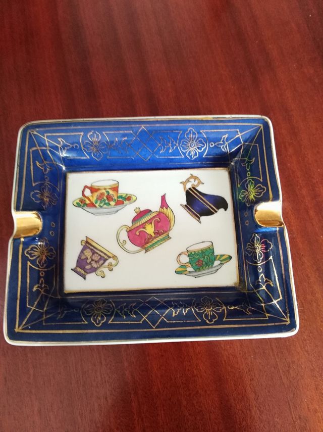CENICERO  O VACIA BOLSILLOS DE PORCELANA