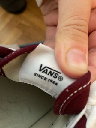 vans grises y granates