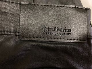 Pantalón efecto piel - Stradivarius de segunda mano por 8 EUR en Cartes en  WALLAPOP