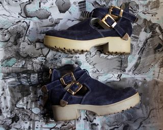 Botines abiertos azules con hebillas y plataforma de segunda mano por 38  EUR en Salamanca en WALLAPOP