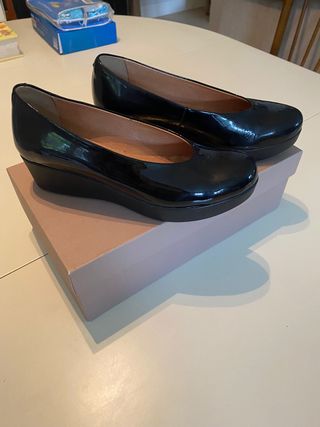 Zapatos charol tacón corrido T 37. Sin estrenar de segunda mano por 20 EUR  en Bilbao en WALLAPOP