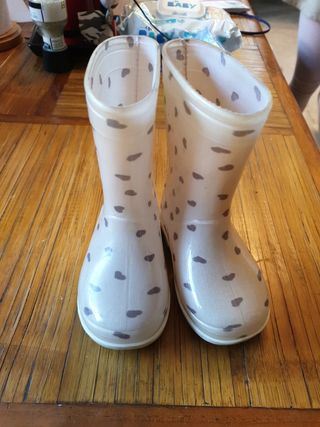 Botas de agua Benetton rosa muy clarito T22 de segunda mano por 6 EUR en  Fuengirola en WALLAPOP