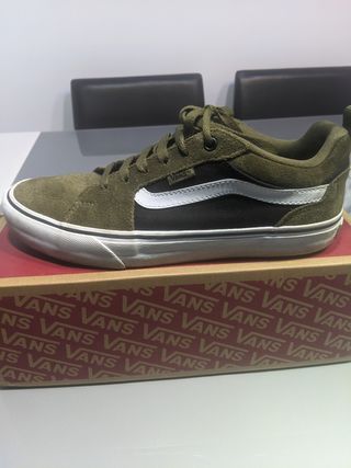 vans negras puestas