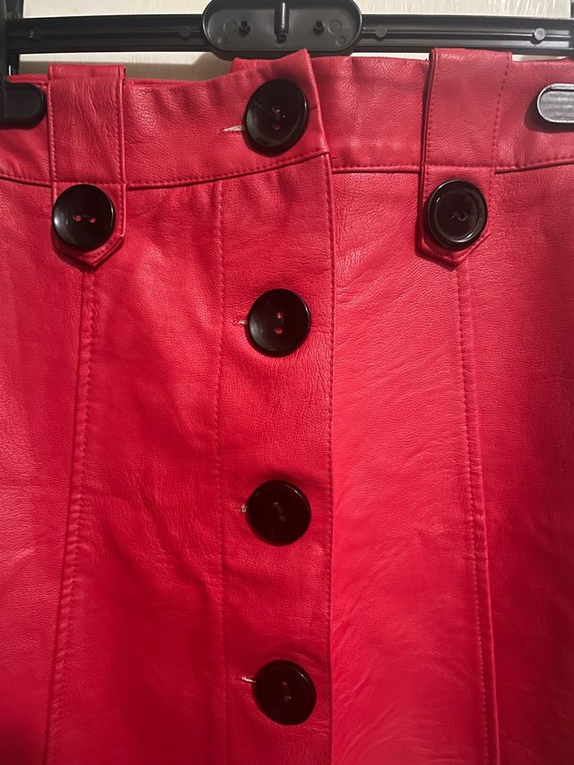 Gonna eco-pelle rossa con bottoni