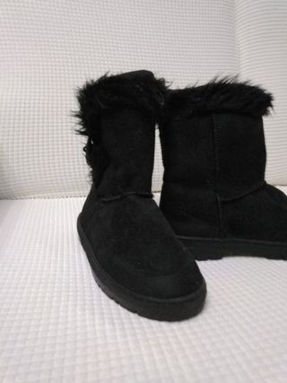 Botas negras con forro pelo. Talla 36. Primark. de segunda mano por 5 EUR  en Ferrol en WALLAPOP