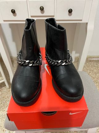 Botines negros Lefties de segunda mano por 15 EUR en Rafelbuñol en WALLAPOP