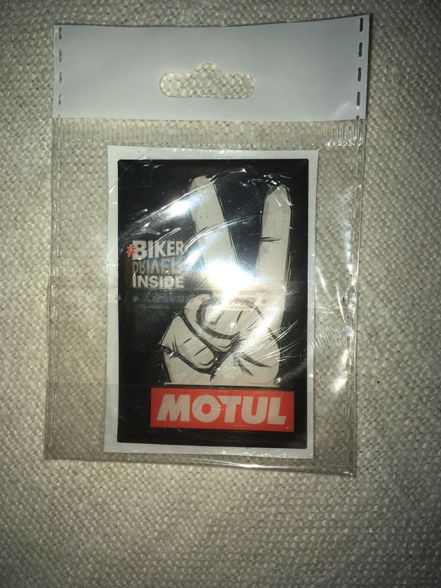 Mochila y pegatina motul