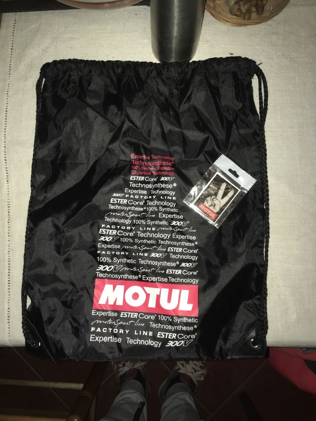 Mochila y pegatina motul
