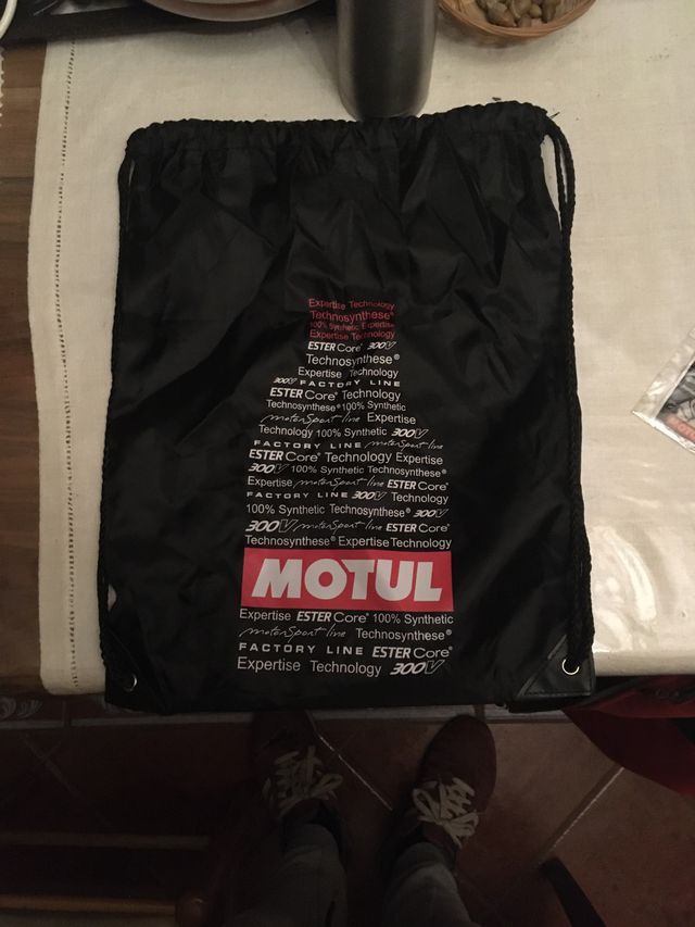 Mochila y pegatina motul