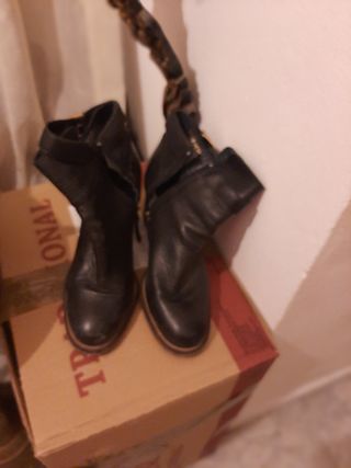 Botines negros mujer de la marca tommy gilfiger de segunda mano por 20 EUR  en Terrassa en WALLAPOP