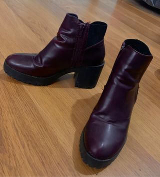 Botines tacón Zara granates de segunda mano por 5,99 EUR en Bueu en WALLAPOP
