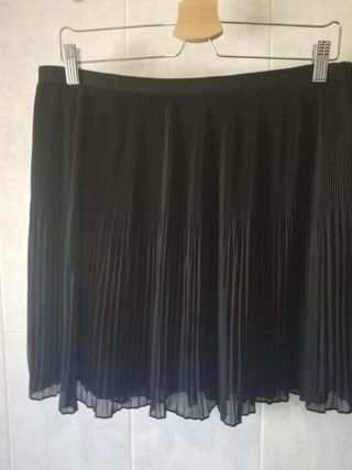 FALDA PLISADA ZARA NEGRA de segunda mano por 10,95 EUR en Cabanillas del  Campo en WALLAPOP