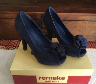 Tacones azul marino tejido de tipo ante de segunda mano por 15 EUR en  Madrid en WALLAPOP