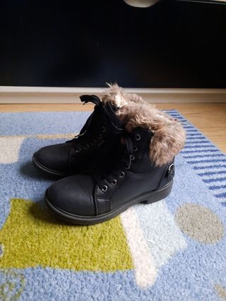 Botines forrados de pelo talla 36 de segunda mano por 15 EUR en Pamplona en  WALLAPOP