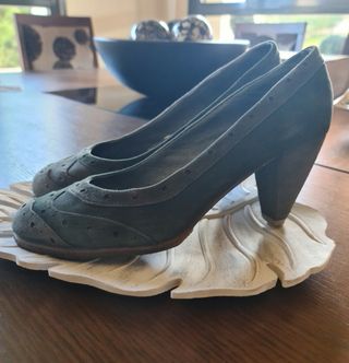 Zapatos de tacón de ante verde botella de segunda mano por 3 EUR en  Montalvo Ii en WALLAPOP