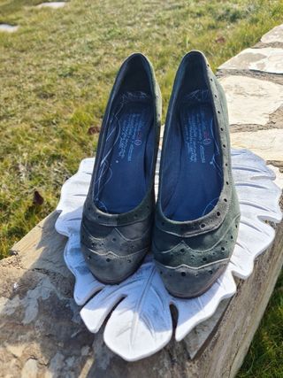 Zapatos de tacón de ante verde botella de segunda mano por 3 EUR en  Montalvo Ii en WALLAPOP